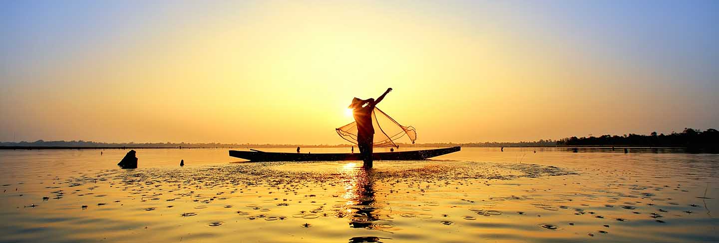 The fisherman cast a boat on his boat