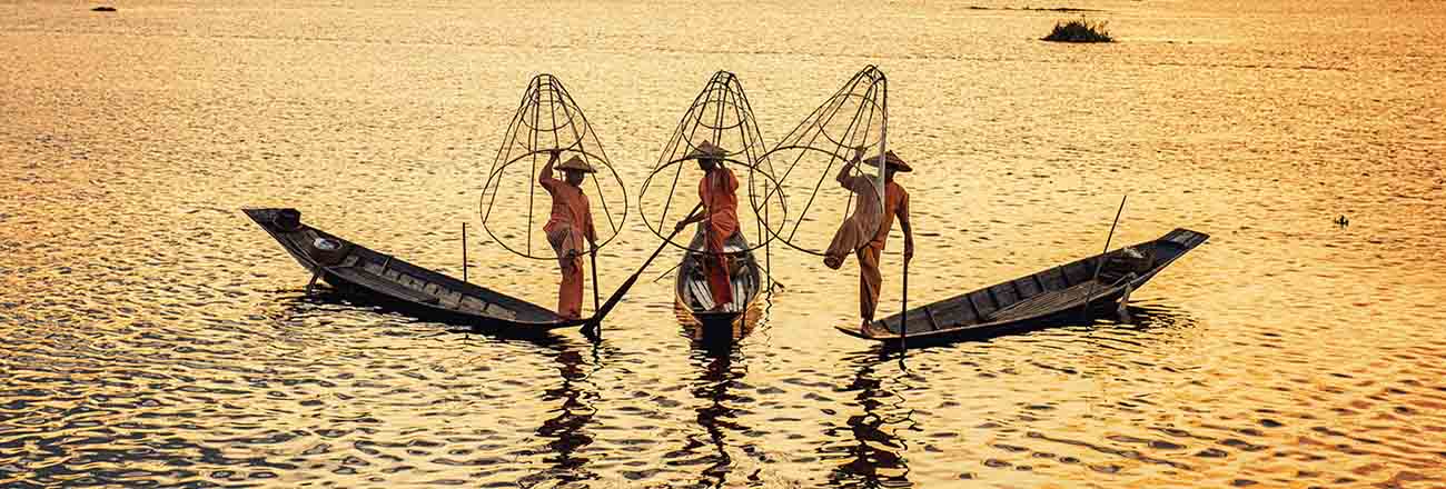 Intha burmese fishermen on boat catching fish traditional at inle lake, shan state, myanmar