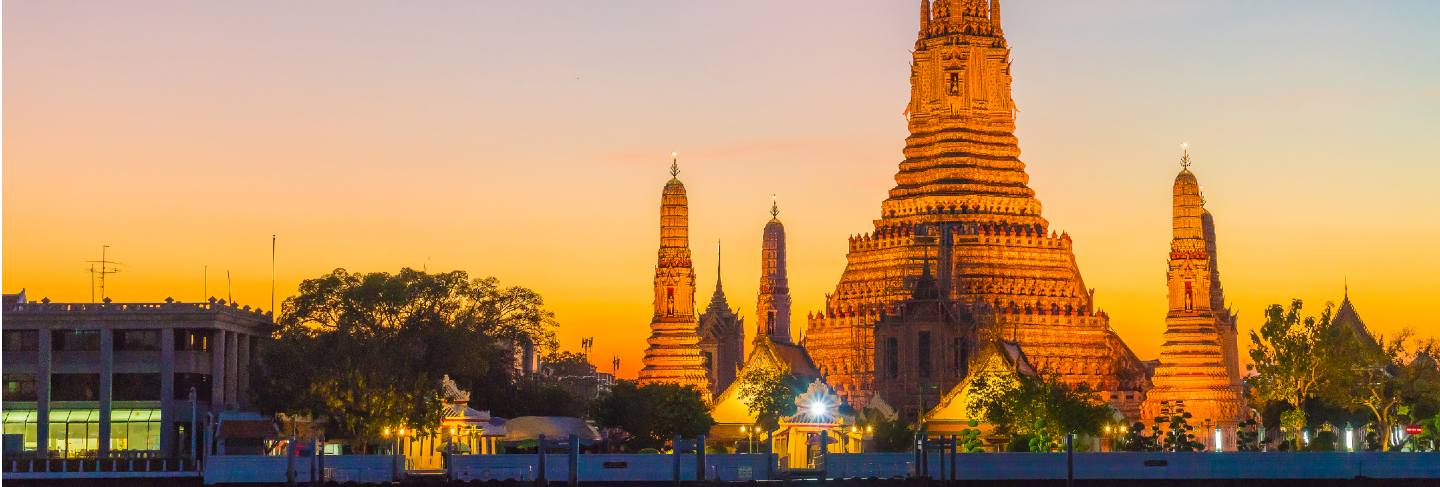 Wat arun temple at twilight in bangkok, thailand