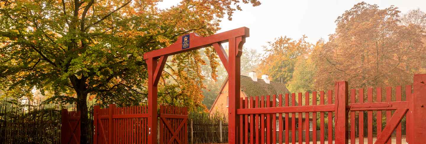 The red gate to jaegersborg dyrehave. this gate is located next to the klampenborg station. autumn colors
