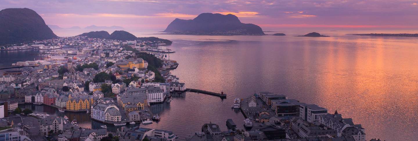 Beautiful city of ålesund an its fiord in the møre og romsdal county, norway. it is part of the traditional district of sunnmøre and the centre of the ålesund region