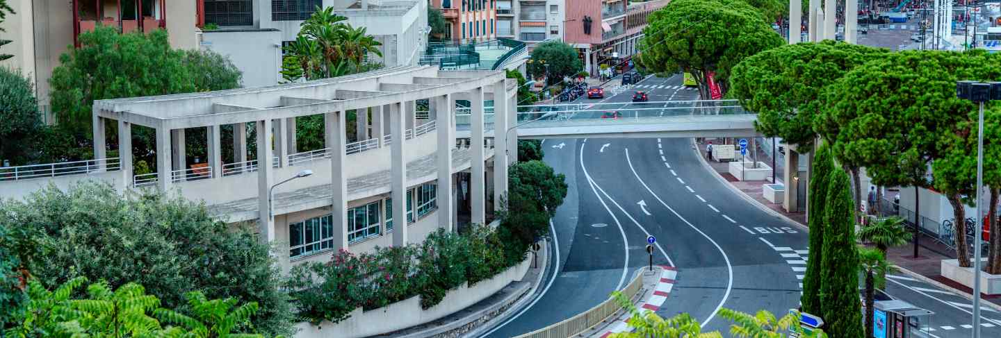 Beautiful top view of the rich city architecture and winding slopes.