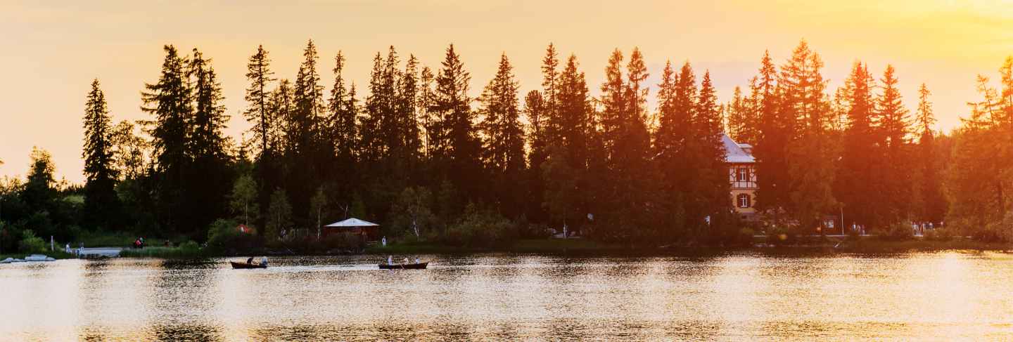 Sunset over the lake. majestic mountain lake in national park high tatra. strbske pleso, slovakia
