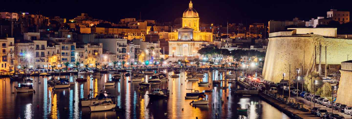 Night panoramic view of the city kalkara and st.joseph church Premium Photo
