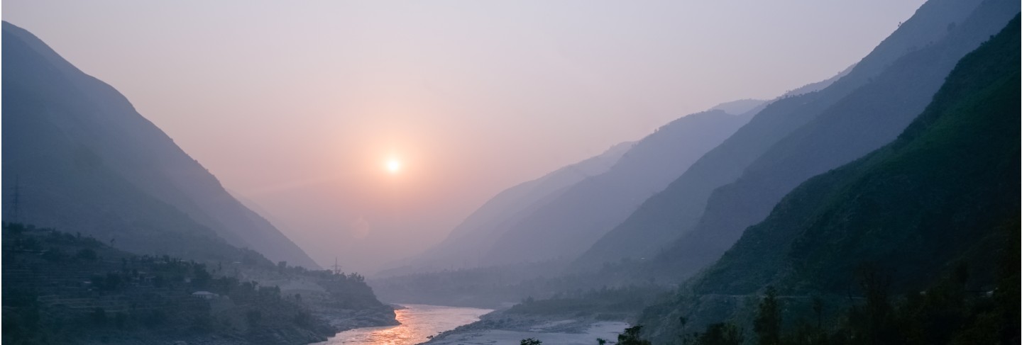 Sunset over indus river and layers of karakoram mountain range, pakistan. Premium Photo
